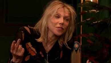 Courtney Love anuncia disco novo e revela susto de saúde de 2019: "Quase morri"