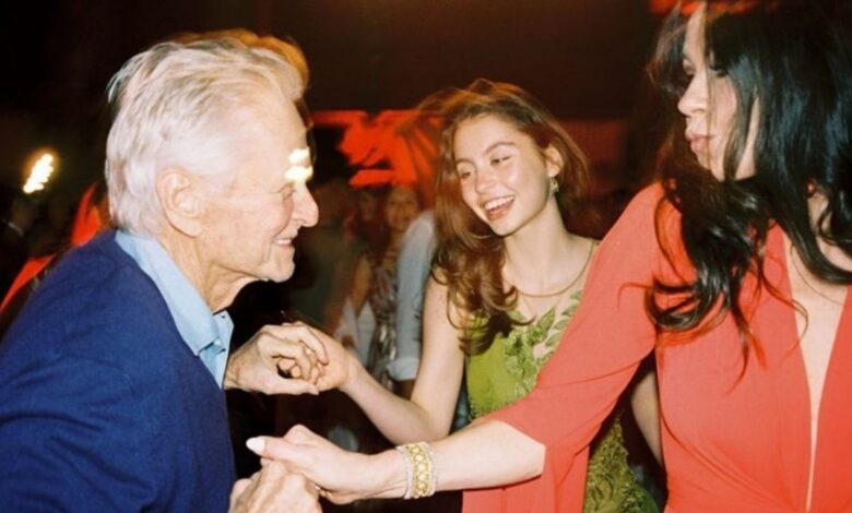 Filha de Michael Douglas e Catherine Zeta-Jones brilha em Maiorca
