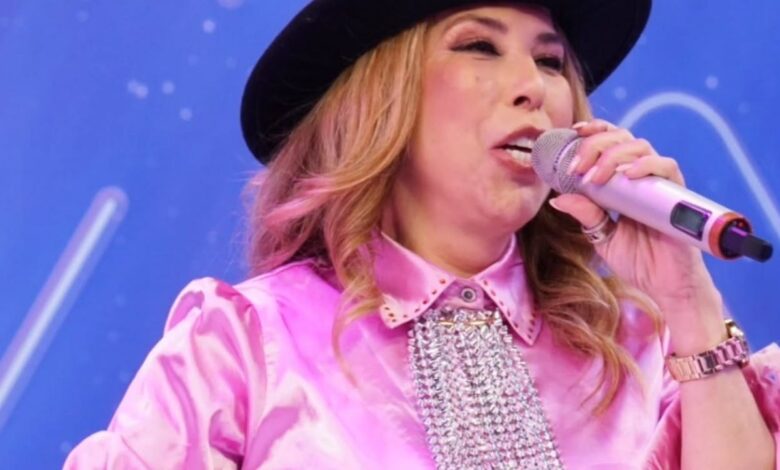"Caiu a saia, mas não caiu a alma": Sónia Costa sofre percalço em palco e fica em roupa interior