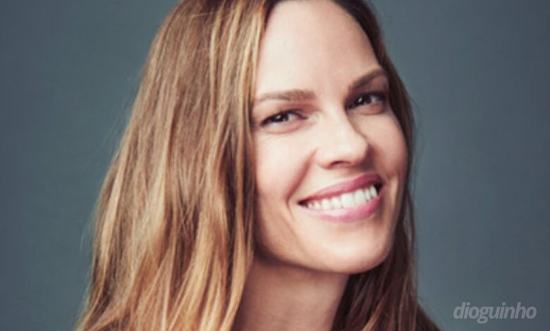 Três anos após ter tido gémeos aos 48 anos, Hilary Swank volta a engravidar aos 52